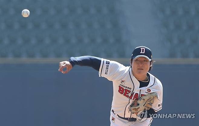 두산 선발 곽빈 (서울=연합뉴스) 김성민 기자 = 14일 오후 서울 잠실야구장에서 열린 2024 KBO 프로야구 KIA 타이거즈와 두산 베어스의 시범 경기. 1회초 두산 선발 투수 곽빈이 역투하고 있다. 2024.3.14 ksm7976@yna.co.kr