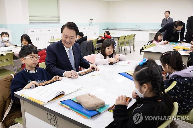 늘봄학교 주산암산 체험해 보는 윤석열 대통령 [대통령실 제공. 재판매 및 DB 금지] hihong@yna.co.kr