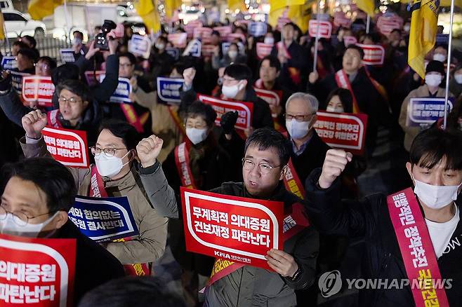 제3차 의대정원증원 필수의료패키지 저지를 위한 궐기대회 (서울=연합뉴스) 윤동진 기자 = 14일 서울 용산구 전쟁기념관 앞에서 서울시의사회 주최로 열린 제3차 의대정원증원 필수의료패키지 저지를 위한 궐기대회에서 참석자들이 관련 구호를 외치고 있다. 2024.3.14 mon@yna.co.kr