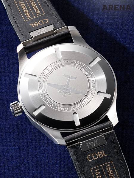 백케이스. IWC 마크 시리즈의 사상적 원형을 보여준다. 원래 파일럿 시계는 항자성을 높이기 위해 두툼한 백케이스를 쓰고, 그런 이유로 파일럿 시계 중에는 상당수의 시계가 유리로 덮는 아직도 금속 백케이스를 쓴다. 가운데 비행기를 새긴 점도 IWC답다.
