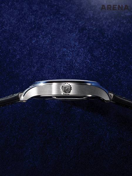 측면에서 본 모습. 내구성을 위해  두께를 유지하되 최대한 얇아 보이게 하려 디자인적으로 고심한 흔적이 보인다.