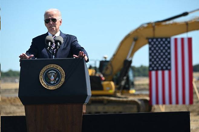 조 바이든 미국 대통령이 지난 2022년 9월 오하이주 뉴올버니 부근의 새로운 인텔 반도체 공장 착공식에서 연설하고 있다. (사진=AFP)