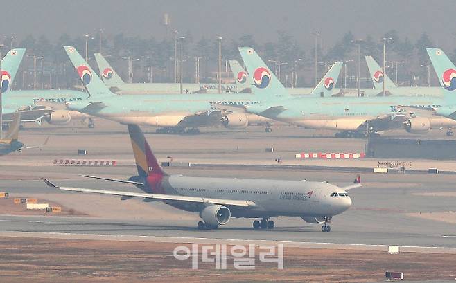 지난해 10월 30일 인천공항 활주로에서 아시아나항공 여객기가 이륙하고 있다.(사진=방인권 기자)