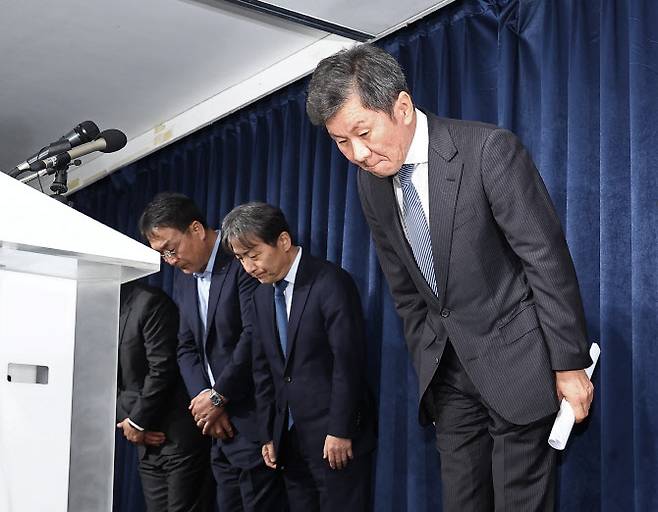 한국 축구 국가대표팀 사안 관련 임원 회의를 마친 정몽규 대한축구협회장이 16일 오후 서울 종로구 축구회관에서 회의 결과를 발표한 뒤 고개 숙여 인사하고 있다. 사진=연합뉴스