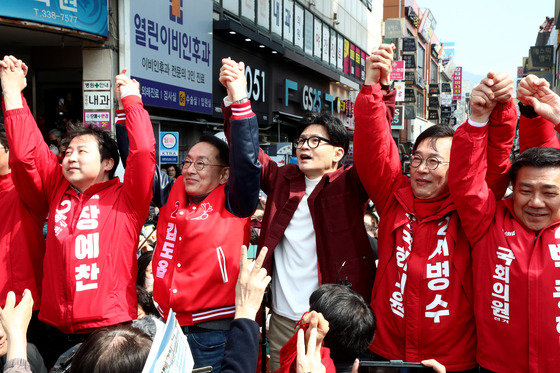 14일 국민의힘 한동훈 비상대책위원장이 부산 북구 구포시장을 찾아 장예찬 후보 등 부산지역 총선 후보들과 지지를 호소하고 있다. 〈사진=연합뉴스〉