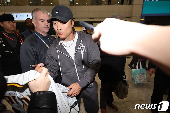 미국프로야구(MLB) 월드투어 서울시리즈에 출전하는 샌디에이고 파드리스의 김하성이 15일 새벽 인천국제공항 제1터미널을 통해 입국하며 팬들에게 사인을 하고 있다. 2024.3.15/뉴스1 ⓒ News1 이동해 기자