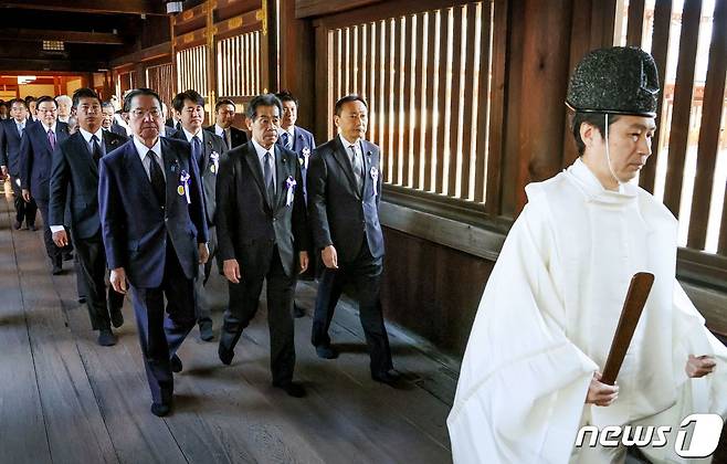 추계 예대절을 맞아 일본 국회의원들이 야스쿠니 신사를 방문하고 있다. 2023.10.18 ⓒ AFP=뉴스1 ⓒ News1 정지윤 기자