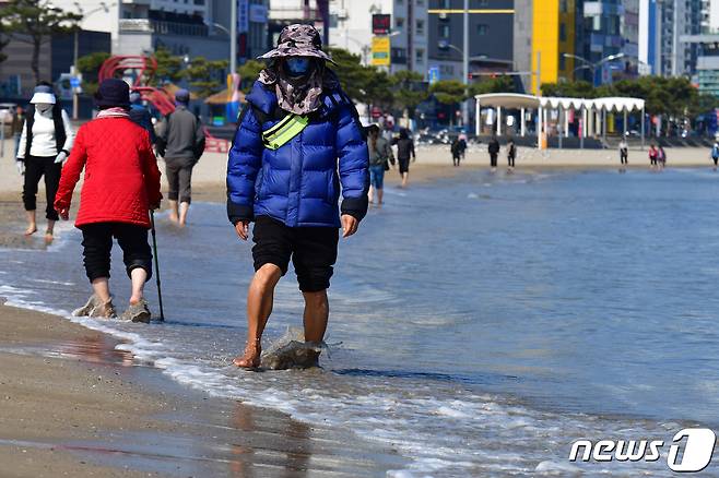 경북 포항시의 낮 최고 기온이 17.3도까지 올라간 14일 오후 영일대해수욕장에서 시민들이 바닷물에 발을 담그고 있다. 2024.3.14/뉴스1 ⓒ News1 최창호 기자