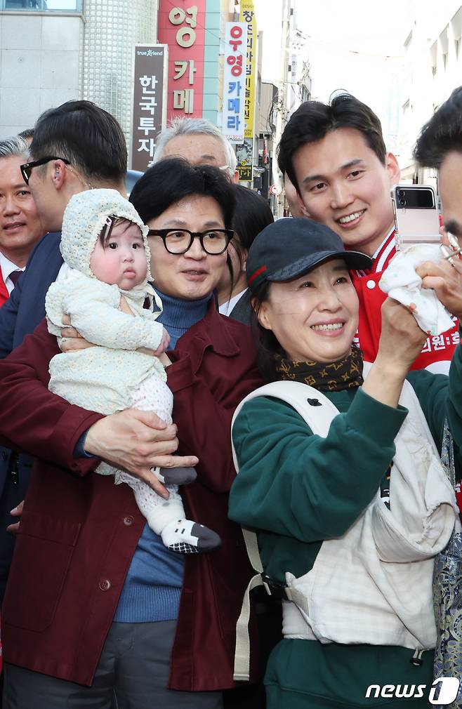 한동훈 국민의힘 비상대책위원장이 15일 광주 동구 충장로에서 아이를 안고 기념촬영을 하고 있다. 2024.3.15/뉴스1 ⓒ News1 김태성 기자