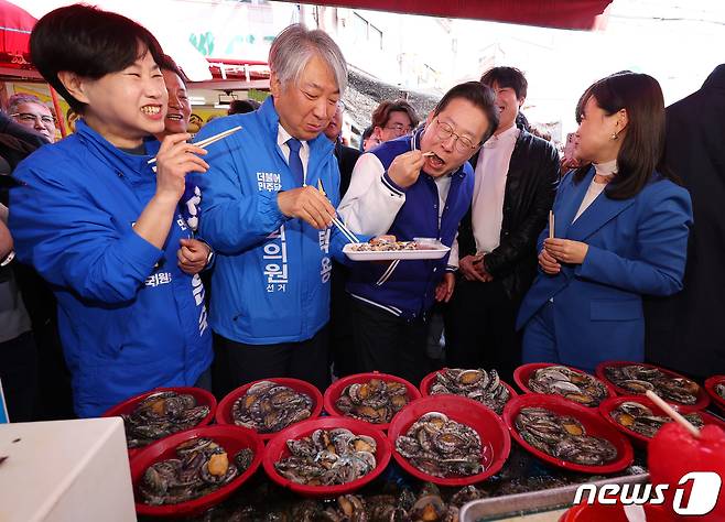 이재명 더불어민주당 대표가 15일 오후 부산 기장군 기장시장에서 부산지역 후보들과 전복회를 시식하고 있다. (공동취재) 2024.3.15/뉴스1 ⓒ News1 윤일지 기자