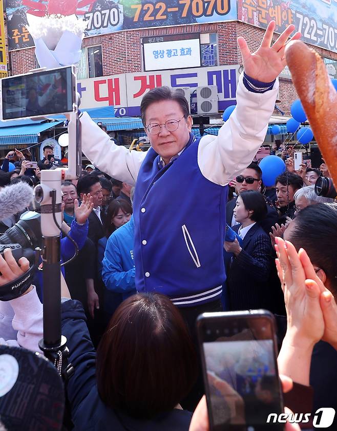 이재명 더불어민주당 대표가 15일 오후 부산 기장군 기장시장에서 시민들에게 인사를 하고 있다. (공동취재) 2024.3.15/뉴스1 ⓒ News1 윤일지 기자