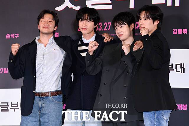 배우 손석구와 홍경, 김동휘, 김성철(왼쪽부터)이 15일 오후 서울 용산구 CGV 용산 아이파크몰에서 열린 영화 '댓글부대' 언론배급시사회 및 기자간담회에 참석해 포즈를 취하고 있다. /서예원 기자