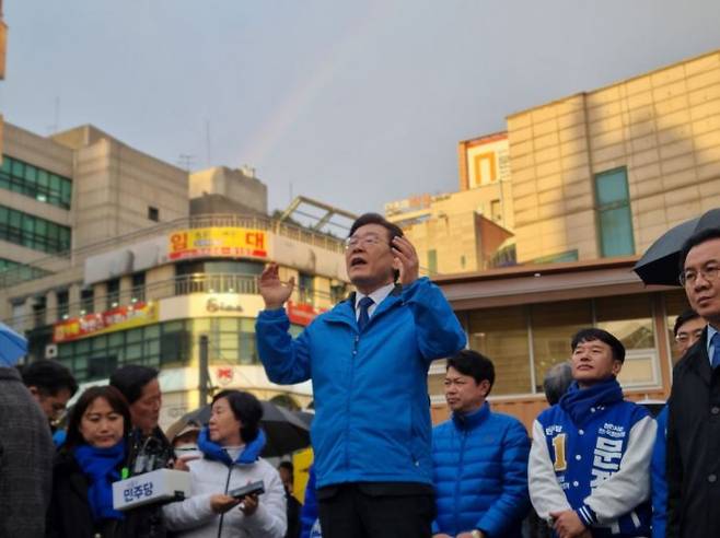 이재명 더불어민주당 대표가 11일 충남 천안시에서 열린 기자 간담회 중 민주당 지지 연설을 하고 있다. /사진=오지은 기자 joy@