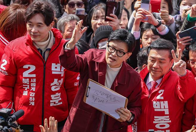 한동훈 국민의힘 비상대책위원장이 14일 부산 북구 구포시장을 방문해 지역의 총선 후보들과 함께 시민들에게 인사하고 있다./뉴시스