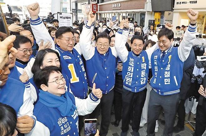 이재명, 대전 지역 출마자들과 두손 번쩍 - 이재명(가운데) 더불어민주당 대표가 14일 대전 중구 으능정이거리에서 총선 출마자 등과 함께 인사하고 있다. 이 대표는 시민에게 “지금부터 여러분이 언론이자 진실을 전파하는 도구”라고 말했다. /신현종 기자