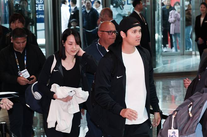'2024 메이저리그(MLB) 월드투어 서울 시리즈'에 출전하는 로스앤젤레스 다저스 오타니 쇼헤이와 아내 다나카 마미코가 15일 오후 방한 기간 머무를 서울의 한 호텔에 도착하고 있다. /연합뉴스
