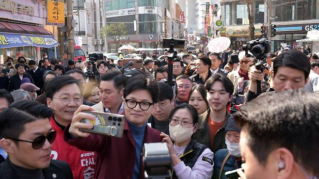 한동훈 국민의힘 비상대책위원장이 15일 오전 전남 순천시 동외동 웃장을 찾아 시민들과 기념사진을 찍고 있다. /뉴스1