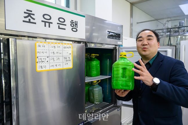 김종수 연천군농업기술센터 지도사가 초유은행에 대해 설명하고 있다. ⓒ데일리안 배군득 기자