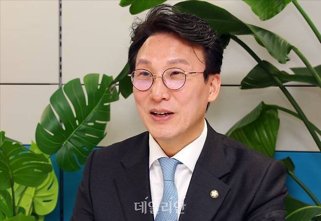 김민석 더불어민주당 서울 영등포을 후보가 14일 오전 여의도 더불어민주당 중앙당사에서 데일리안과 인터뷰를 하고 있다. ⓒ데일리안 홍금표 기자