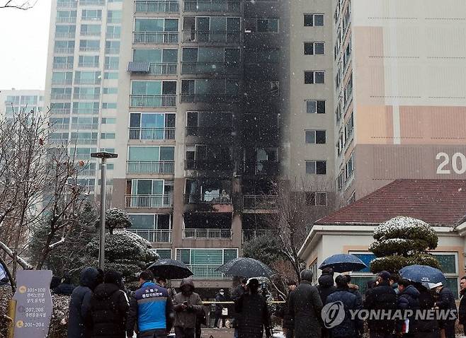 도봉구 고층아파트 성탄절 새벽 불…2명 사망·29명 중경상 (서울=연합뉴스) 한종찬 기자 = 연휴 마지막 날이자 성탄절인 25일 새벽 서울 도봉구의 한 고층 아파트에서 불이 나 2명이 숨지고 29명이 다쳤다. 사진은 이날 사고 현장의 모습. 2023.12.25 saba@yna.co.kr (끝)