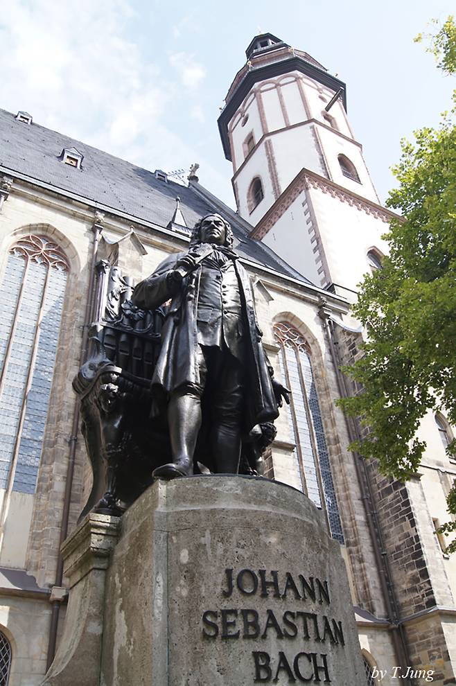 라이프치히의 성 토마스 교회와 바흐 동상.