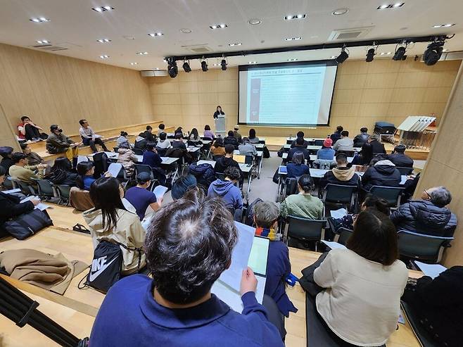 지난 12일 오후 서울 마포구 창비서교빌딩에서 열린 ‘법정에 간 성소수자 환대 목회, 어떻게 볼 것인가’ 긴급 좌담회에 모인 시민 90여명이 이 목사가 그동안 받았던 재판 진행 과정을 듣고 있다. 성소수자 환대 목회로 재판받는 이동환 목사 공동대책위원회 제공