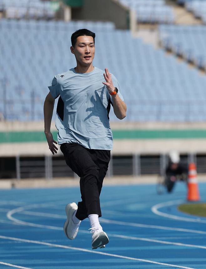 높이뛰기 우상혁이 15일 오전 인천 문학경기장에서 파리올림픽 출전에 대비한 실외 훈련을 하고 있다. 연합뉴스