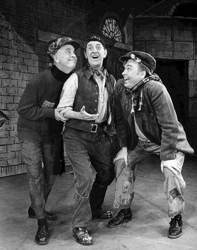 1957년 뮤지컬 '마이 페어 레이디'의 '알프레드'와 술꾼 친구들이 '위드 어 리틀 빗 오브 럭(With a Little Bit of Luck)'을 열창하는 장면. 위키피디아