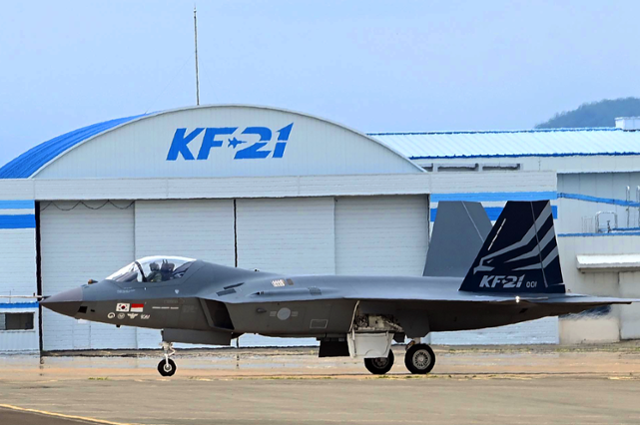 경남 사천시 한국항공우주산업(KAI)에서 지상테스트 중인 차세대 한국형 전투기 KF-21 1호기. 지난달 항공우주연구원(KAI) 파견 인도네시아 연구원이 이동형 저장장치(USB)에 KF-21 관련 자료들을 담아 출국하려다가 적발돼 관련 수사를 받고 있다. 사진공동취재단