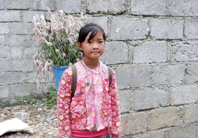 베트남 북부 하장성에서 한 여자아이가 관광객들에게 꽃을 팔고 있다. 아직 도시가 아닌 농촌, 산악지대에서는 남아선호사상과 조혼 등의 악습이 남아있다고 전문가들은 설명한다. 하장=허경주 특파원