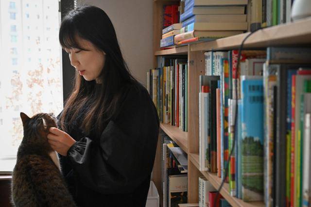 반지수 작가가 고양이 토르와 놀고 있다. 별다른 약속이 없으면 집에서 책을 읽고 작업을 한다. 인천=정다빈 기자