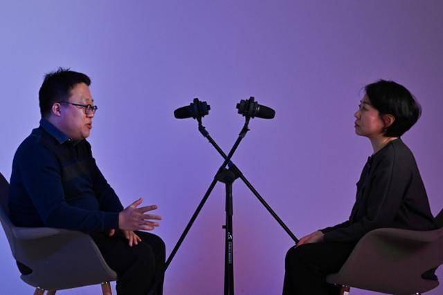 기자 출신 소설가인 정진영 작가를 지난달 7일 서울 중구 한국일보사에서 만났다. 그의 어머니는 2007년 스스로 목숨을 끊었다. 그는 어머니가 돌아가신 뒤 발견한 일기장에서 출발해 자신이 몰랐던 생전 어머니의 삶을 취재했고, 소설 ‘나보다 어렸던 엄마에게’를 썼다. 그는 출간 3년 만에 소설의 집필 배경을 처음 밝혔다. 최주연 기자