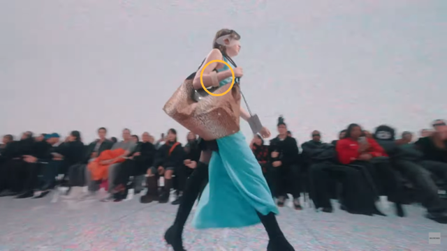 5일 발렌시아가의 2024년 가을·겨울 컬렉션 패션쇼에서 모델이 팔에 '테이프 팔찌'를 차고 등장했다. 발렌시아가 유튜브 캡처
