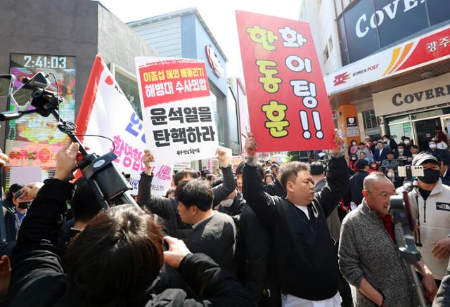 15일 오후 광주 동구 충장로 우체국 앞에서 국민의힘 한동훈 비상대책위원장 방문을 앞두고 시민들이 서로 상반된 입장의 피켓을 들고 있다. 광주= 연합뉴스