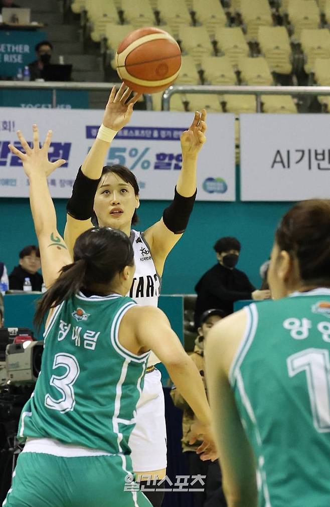 2023-2024 WKBL 여자프로농구 하나원큐와 KB스타즈의 포스트시즌 플레이오프 3차전이 13일 오후 경기도 부천실내체육관에서 열렸다. 강이슬이 3점슛을 던지고 있다. 부천=김민규 기자 mgkim1@edaily.co.kr /2024.03.13/