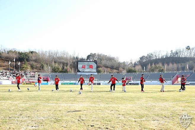 지난 9일 충남 아산 이순신종합운동장. 충남아산 구단 제1유니폼 파란색이 아닌 뜬금없는 빨간색 유니폼을 입고 시축을 하고 있는 관계자들. 사진=충남아산