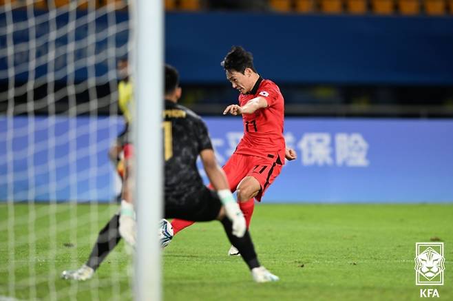 사진은 지난 2023 항저우 AG 당시 태국전 슈팅하는 엄원상의 모습. 사진=대한축구협회