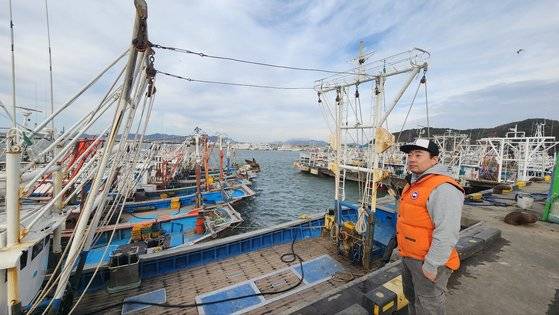 서울에서 살다 충남 보령으로 귀어한 박성호씨가 대천항애서 바다를 바라보고 있다. 신진호 기자