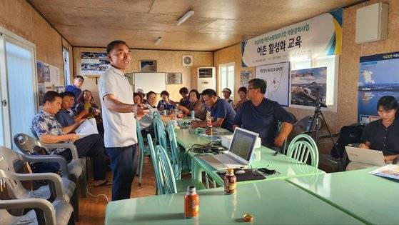6년 전 고향인 충남 태안 고남면 가경주마을로 귀어한 편도관씨가 마을 주민들에게 어촌활성화 교육을 하고 있다. [사진 편도관씨]