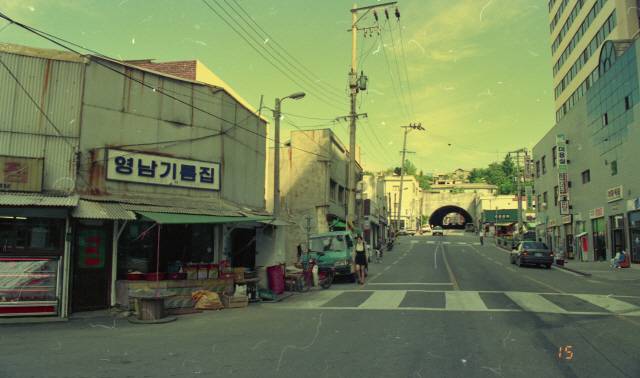 ▲  1980년대 서부시장. 한때는 춘천의 대표 시장이었으나 중앙시장 확장과 맞물리면서 위축됐다.  사진제공=춘천문화원