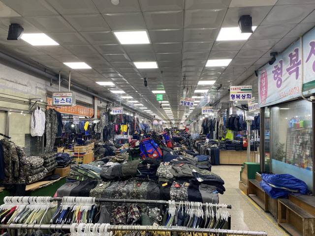 ▲ 춘천 양키시장은 캠프페이지 주둔의 상징이다. 당시로서는 쉽게 접할 수 없었던 외국 물건들을 만날 수 있는 유일한 곳이 양키시장이었다. 지금도 몇 개 점포가 남아 양키시장의 맥을 잇고 있다.  양유근