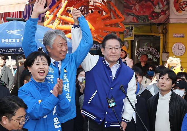 이재명 더불어민주당 대표가 15일 오후 부산 기장군 기장시장에서 부산지역 총선 후보들의 지지를 호소하고 있다.   /뉴스1