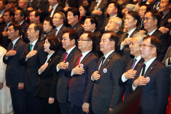 15일 경남 창원시 3·15아트센터에서 제64주년 3·15의거 기념식이 열리고 있다. 창원시 제공