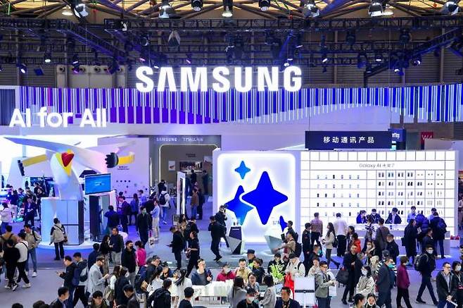 AWE 2024가 열리고 있는 중국 상하이 삼성전자 전시관에서 관람객들이 다양한 제품과 솔루션들을 체험하고 있다. 삼성전자