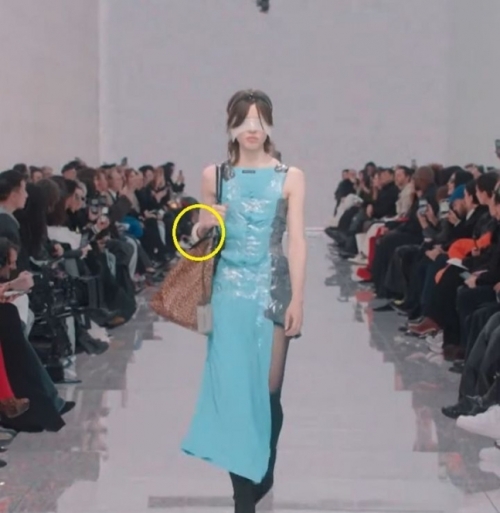 명품 브랜드 발렌시아가가 지난 5일(현지시간) 파리 패션위크에서 2024 F/W 컬렉션에서 선보인 투명 테이프 모양의 팔찌. 발렌시아가 유튜브 캡처, 뉴시스