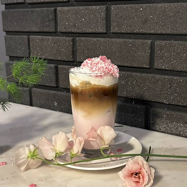 글래드 여의도에서 판매하는 ‘벚꽃 슈크림 라테’ / 사진=글래드