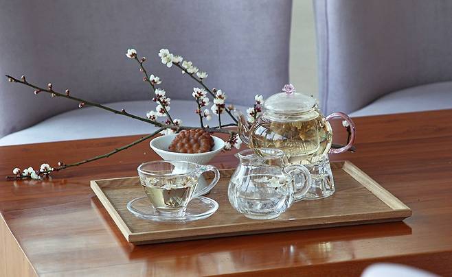 위호텔제주의 벚꽃차 세트 / 사진=위호텔제주