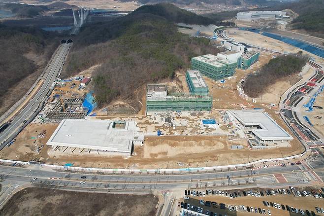 짓다만 건물 덩그러니 한국토지주택공사(LH)와 공사비 분쟁으로 세종시 집현동 공동캠퍼스 건설 공사가 중단됐다. 공동캠퍼스는 서울대와 한국개발연구원 등 7개 대학·연구기관이 바이오지원센터 등을 조성하는 국책 사업이다.  대보건설