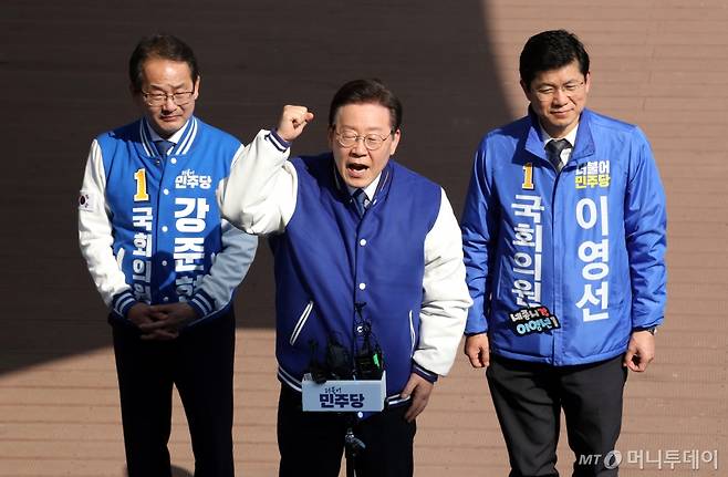 (세종=뉴스1) 김기남 기자 = 이재명 더불어민주당 대표가 14일 세종시 조치원읍 세종전통시장을 방문해 시민들에게 지지를 호소하고 있다. (공동취재) 2024.3.14/뉴스1  Copyright (C) 뉴스1. All rights reserved. 무단 전재 및 재배포,  AI학습 이용 금지. /사진=(세종=뉴스1) 김기남 기자