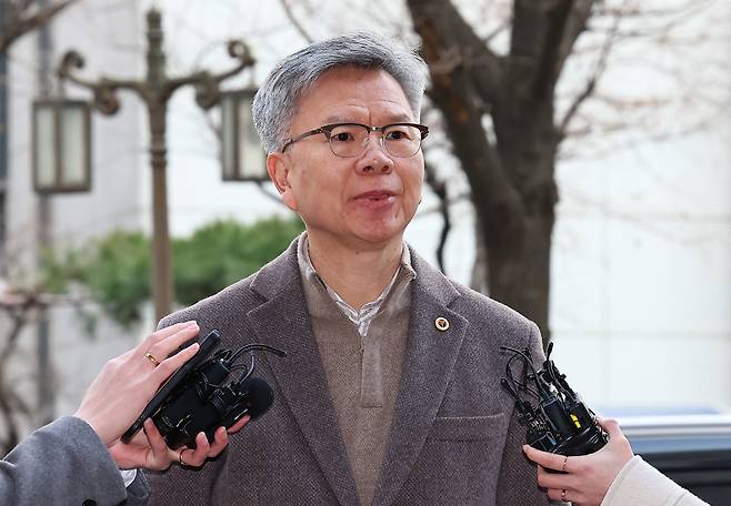 김택우 대한의사협회 비상대책위원회 위원장이 15일 서울 마포구 서울경찰청 공공범죄수사대에서 전공의 집단사직 공모 혐의 관련 조사에 앞서 입장을 밝히고 있다./사진=뉴시스